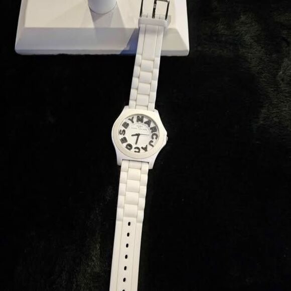 Marc Jacobs MBM4005 watch with white rubber band